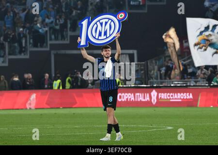Rome, Italie. 13 mai 2026. Roma, Italia, 13 maggio 2026 : Petar Sucic dell'FC Internazionale festeggia la vittoria alla finale di Coppa Italia tra SS Lazio e FC Internazionale allo Stadio Olimpico di Roma, il 13 maggio 2026. Foto di Credit : Nicola Ianuale/Alamy Live News Banque D'Images