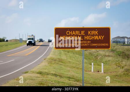 Un panneau Charlie Kirk Memorial Highway sur Schofield Road à Clermont désigne le tronçon de route dans le comté de Lake en l'honneur de Kirk. Un projet de loi de l'État marquerait chaque oct. 14 -- l'anniversaire de Kirk -- comme un jour du souvenir à l'échelle de l'État. (Photo de Rich Pope/Orlando Sentinel/TNS/Sipa USA) Banque D'Images