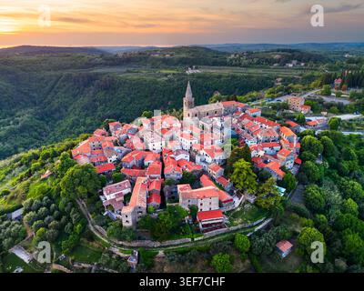 Groznjan, village médiéval perché en Croatie et colonie d'artistes en Istrie à l'heure d'or. Banque D'Images