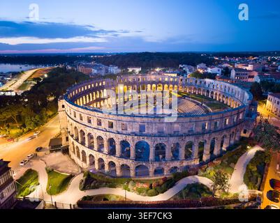 Pula, Croatie vue aérienne à l'heure bleue. Banque D'Images