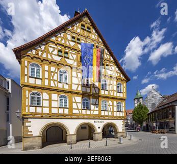Hôtel de ville de Neuffen avec drapeaux. Drapeau allemand, drapeau européen. Bade-Wuertemberg, Allemagne Banque D'Images