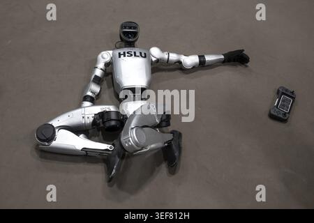 Robot humanoïde au sol, Unitree G1, HSLU, Berne, Suisse Banque D'Images