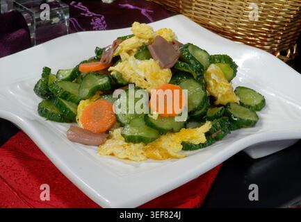 Concombre sautés avec œufs et légumes Banque D'Images