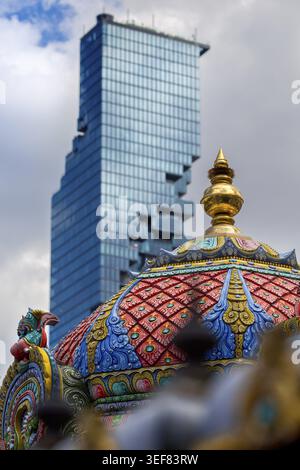 Temple hindou à Bangkok, religion indienne, Silom Road, Tanon Silom, King Power Mahanakhon Tower, le plus haut bâtiment, gratte-ciel, religion, ancien rencontre nouveau Banque D'Images