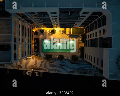 Photo aérienne de haut en bas de la piscine illuminée la nuit Banque D'Images