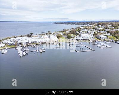 Metung, AUSTRALIE - 21 SEPTEMBRE 2025 : vues aériennes autour de Metung Wharf lors d'une chaude journée de printemps ensoleillée à Victoria, Australie Banque D'Images