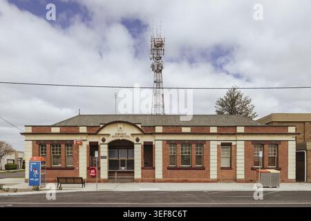 BIRCHIP, AUSTRALIE - SEPTEMBRE 27 2025 : architecture victorienne historique du bureau de poste de Birchip avec murale dans la ville de Birchip à Victoria, en Australie Banque D'Images