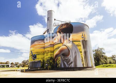 RUPANYUP, AUSTRALIE - SEPTEMBRE 27 2025 : murale de silo Rupanyup sur le Silo Art Trail lors d'une journée de printemps ensoleillée dans la région de Wimmera Mallee à Victoria, Aus Banque D'Images