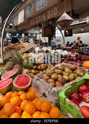 Marché alimentaire de Paris avec des fruits bio frais au marché des enfants rouges Banque D'Images