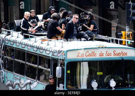 U2 filme le clip vidéo Street of Dreams à Mexico Larry Mullen et Adam Clayton membres du groupe irlandais U2, sur le plateau de tournage du prochain clip vidéo Street of Dreams à Mexico City Downtown. Le 13 mai 2026 à Mexico, Mexique. Mexico CDMX Mexique Copyright : xLuisxBarronx Banque D'Images