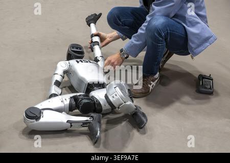 Robot humanoïde au sol, Unitree G1, HSLU, Berne, Suisse Banque D'Images