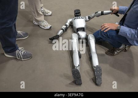 Robot humanoïde au sol, Unitree G1, HSLU, Berne, Suisse Banque D'Images
