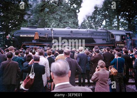 British Railways Standard Class 9F 2-10-0 locomotive à vapeur numéro 92203 nommée Black Prince. Le 92203 a été construit à Swindon en avril 1959 sans nom, et retiré du service BR en novembre 1967. Il a été acheté à BR par David Shepherd pour £3 000 et a fonctionné sous sa propre vapeur de Crewe au Longmoor Military Railway à Longmoor Camp dans le Hampshire où il a reçu le nom de Black Prince. Cérémonie de nomination en 1968 Banque D'Images