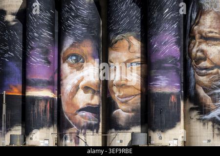 SHEEP HILLS, AUSTRALIE - SEPTEMBRE 27 2025 : murale de silo GrainCorp Sheep Hills Silo Art sur le Silo Art Trail un jour de printemps ensoleillé dans la Wimmera Malle Banque D'Images