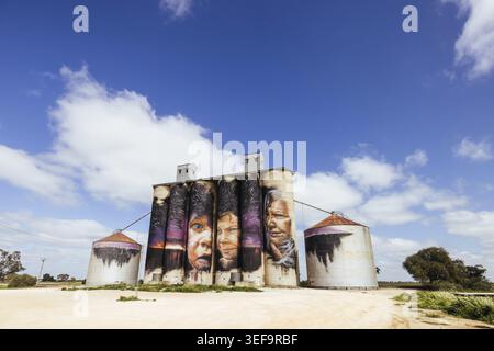 SHEEP HILLS, AUSTRALIE - SEPTEMBRE 27 2025 : murale de silo GrainCorp Sheep Hills Silo Art sur le Silo Art Trail un jour de printemps ensoleillé dans la Wimmera Malle Banque D'Images