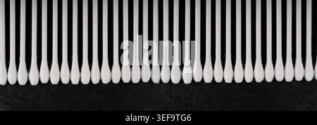 Cotons-tiges en gros plan, bâtonnets d'oreille en papier naturel écologique. Macro photo de têtes hygiéniques biodégradables, écouvillon nettoyant pour cérumen, bâtonnets auriculaires avec mise au point sélective Banque D'Images