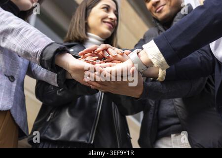 Les gens se sont unis et se sont tenus la main en cercle. Un groupe de personnes tenant leurs mains ensemble Banque D'Images