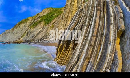 Couches fortement inclinées de Flysch, falaises de Flysch, plage d'Itzurun, Côte de Flysch, Géoparc de la Côte Basque, géoparc mondial UNESCO de la Côte Basque, Géopar européen Banque D'Images