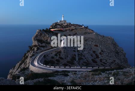 Phare de Cap de Formentor sur Majorque la nuit, Espagne Banque D'Images