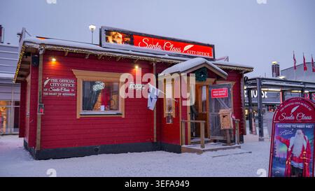 Bureau du Père Noël au Village du Père Noël à Rovaniemi Laponie Finlande en hiver Banque D'Images