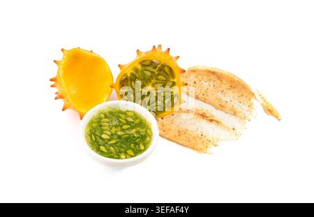 Gommage corporel jaune kiwano frottis de texture isolé. Écouvillon cosmétique pour le visage crémeux, maculage de masque au sucre de melon corné de soin de la peau, gel de gommage aux fruits pour le pelage Banque D'Images