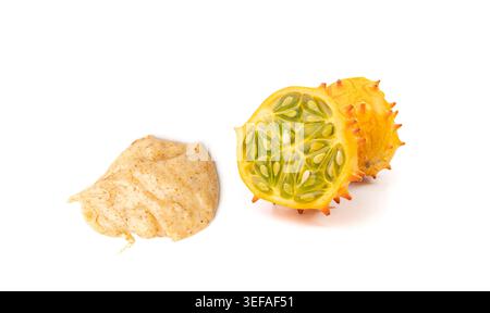 Gommage corporel jaune kiwano frottis de texture isolé. Écouvillon cosmétique pour le visage crémeux, maculage de masque au sucre de melon corné de soin de la peau, gel de gommage aux fruits pour le pelage Banque D'Images