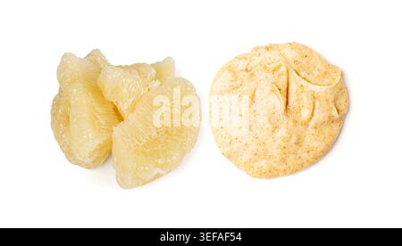 Frottis de texture de gommage corporel jaune pomelo isolé. Swatch cosmétique visage crémeux, soin de la peau masque de sucre pamplemousse maculée, gel de gommage aux fruits pour peler sur wh Banque D'Images