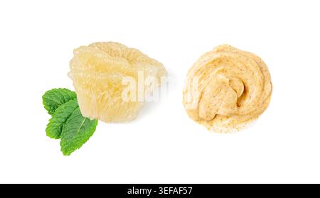 Frottis de texture de gommage corporel jaune pomelo isolé. Swatch cosmétique visage crémeux, soin de la peau masque de sucre pamplemousse maculée, gel de gommage aux fruits pour peler sur wh Banque D'Images