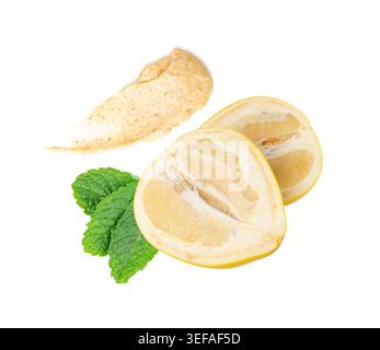 Frottis de texture de gommage corporel jaune pomelo isolé. Swatch cosmétique visage crémeux, soin de la peau masque de sucre pamplemousse maculée, gel de gommage aux fruits pour peler sur wh Banque D'Images
