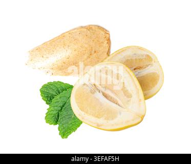 Frottis de texture de gommage corporel jaune pomelo isolé. Swatch cosmétique visage crémeux, soin de la peau masque de sucre pamplemousse maculée, gel de gommage aux fruits pour peler sur wh Banque D'Images