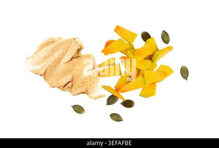 Frottis de texture de gommage pour le corps de citrouille jaune isolé. Écouvillon cosmétique pour le visage crémeux, maculage de masque au sucre de melon corné de soin de la peau, gel de gommage aux fruits pour le pelage Banque D'Images