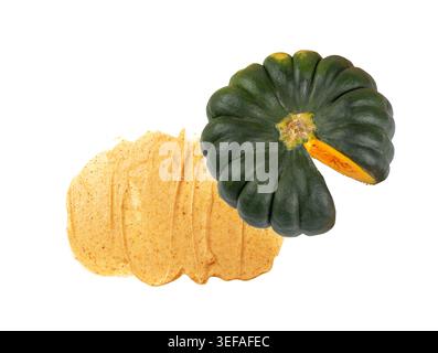 Frottis de texture de gommage pour le corps de citrouille jaune isolé. Écouvillon cosmétique pour le visage crémeux, maculage de masque au sucre de melon corné de soin de la peau, gel de gommage aux fruits pour le pelage Banque D'Images