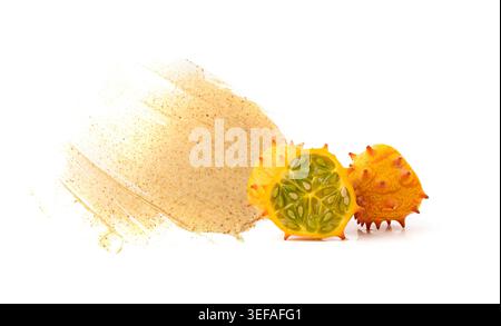 Gommage corporel jaune kiwano frottis de texture isolé. Écouvillon cosmétique pour le visage crémeux, maculage de masque au sucre de melon corné de soin de la peau, gel de gommage aux fruits pour le pelage Banque D'Images