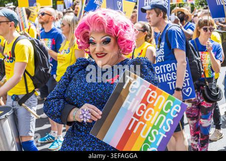 Drag Queen avec les cheveux roses tenant une pancarte à London Pride Parade. Londres, Royaume-Uni, 29 juin 2024 Banque D'Images