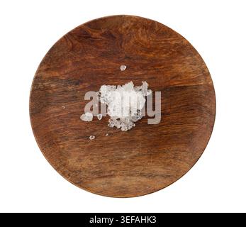 Pile de sel de mer morte, cristaux blancs pour spa du corps, chlorure de sodium similaire à la glace pilée, gommage spa sur plaque de bois vue de dessus Banque D'Images