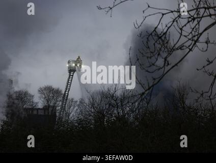 Les pompiers combattent un grand incendie à Lloyds Metals, Raikes Industrial Estate, Bolton, vendredi 13 mars 2026. Banque D'Images