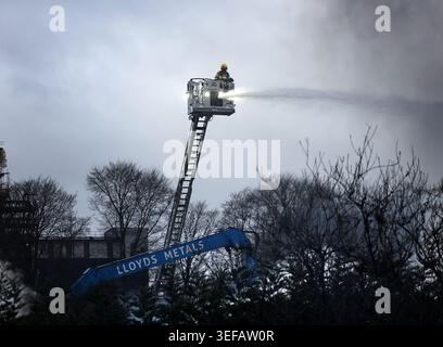 Les pompiers combattent un grand incendie à Lloyds Metals, Raikes Industrial Estate, Bolton, vendredi 13 mars 2026. Banque D'Images