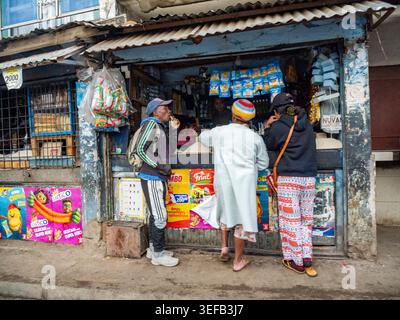 Scène de rue franche montrant les gens locaux magasinant et interagissant dans un marché animé d'Antanavarino Madagascar Banque D'Images