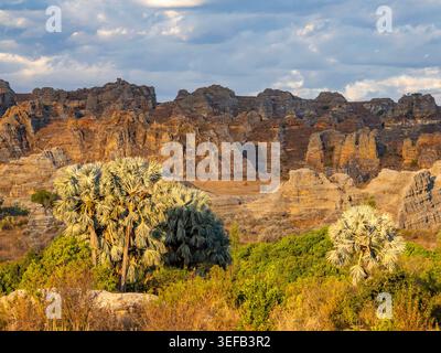 Des formations de grès s’élèvent au-dessus de la verdure dans le massif de l’Isalo près de l’Hôtel Relais de la Reine à Madagascar Banque D'Images