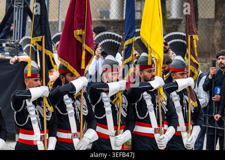 La cérémonie frontalière de Wagah met en scène des soldats qui lèvent et descendent le drapeau avec précision à un poste frontalier animé au Pakistan Banque D'Images