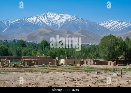 Le paysage montagneux près de Bamyian montre des ruines antiques et des sommets enneigés en Afghanistan pendant la journée Banque D'Images