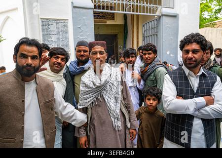 Les fidèles se rassemblent près de la tombe du sultan Mahmud à Ghazni Afghanistan pour rendre hommage et participer à des activités de culte Banque D'Images