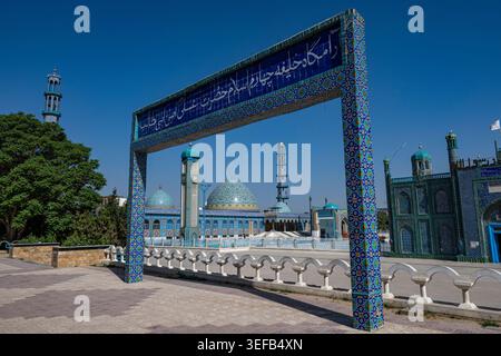 Découverte de la mosquée bleue de Mazar-e-Sharif et de ses caractéristiques architecturales par une journée ensoleillée Banque D'Images