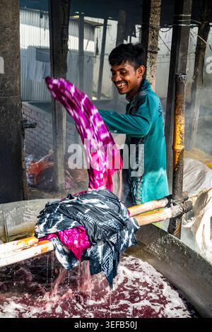 Homme teignant des vêtements de batik dans un atelier au Bangladesh pendant la journée Banque D'Images