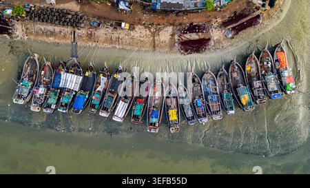 Marché aux poissons animé vu d'en haut à Chittagong, présentant des bateaux et des vendeurs lors d'une journée de commerce animée Banque D'Images