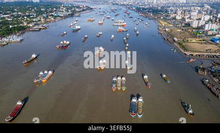 Les bateaux jettent l'ancre sur la rivière Karnaphuli près du marché aux poissons dans la région de Chittagong au Bangladesh Banque D'Images