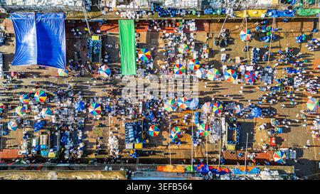 Vue aérienne du marché aux poissons animé rempli de vendeurs et d'acheteurs à Chittagong, au Bangladesh, pendant les heures de marché achalandées Banque D'Images