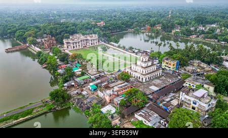 Vue du complexe Puthia Rajbari vue d'en haut montrant les bâtiments et la nature environnante au Bangladesh Banque D'Images