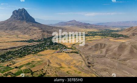 Vue aérienne de la grande formation rocheuse près du site historique en Azerbaïdjan capture un vaste paysage et la vie rurale Banque D'Images