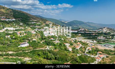 Vue aérienne de la station de montagne de Lachin, montrant un paysage verdoyant et luxuriant et des bâtiments à Qarabaqh, Azerbaïdjan Banque D'Images